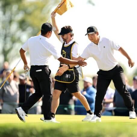 Near ace keeps Internationals close at Medinah